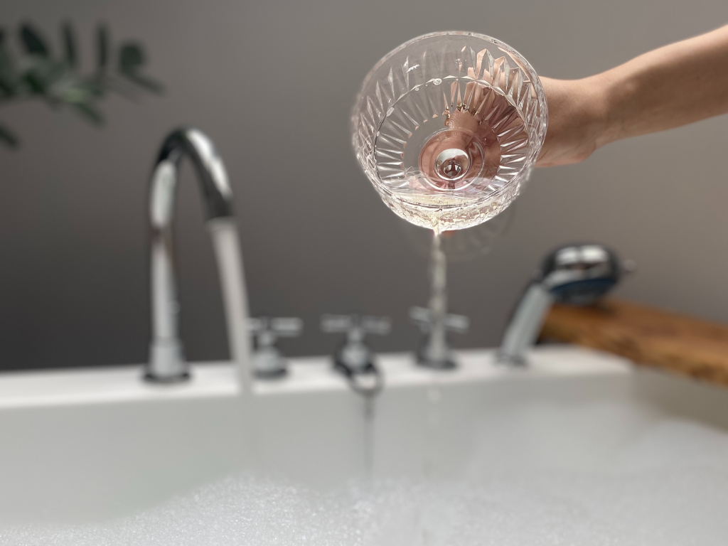 Machen Sie aus Ihren Weinresten einen wunderbaren Badezusatz. Entspannen Sie in der kalten Jahreszeit.