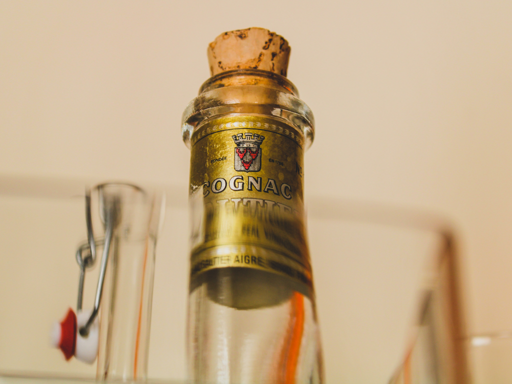 Cognac aus Frankreich. Cognac ist der allgemeinsprachliche Ausdruck für die Bezeichnung von Weinbrand. 
