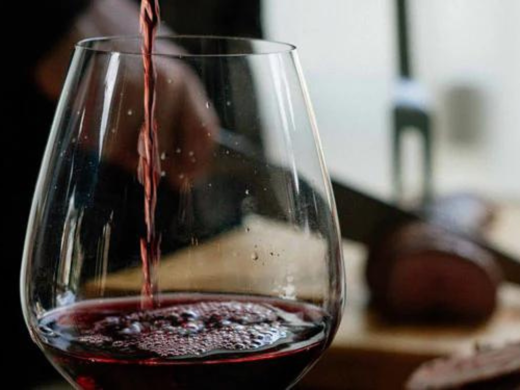 Das rote Pigment in der Traubenschale ist maßgeblich für die Färbung des Weines verantwortlich.