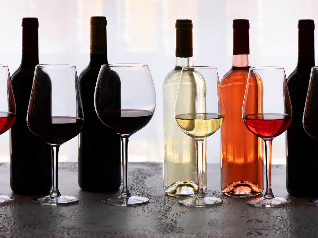 Die meisten Menschen trinken ein Glas Wein am liebsten gemütlich zuhause. Wir zeigen Ihnen, welche Weine sich dafür besonders gut eignen.