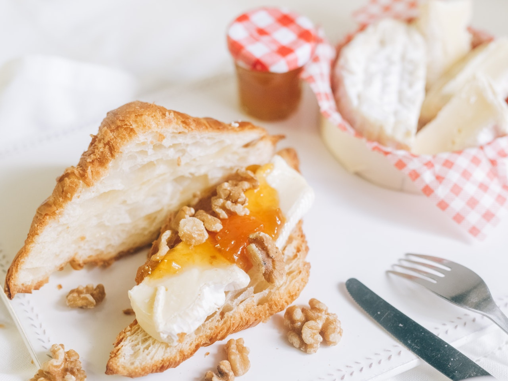 Der italienische Klassiker für morgens, mittags und abends - Büffel Camembert mit fichi al tartufo