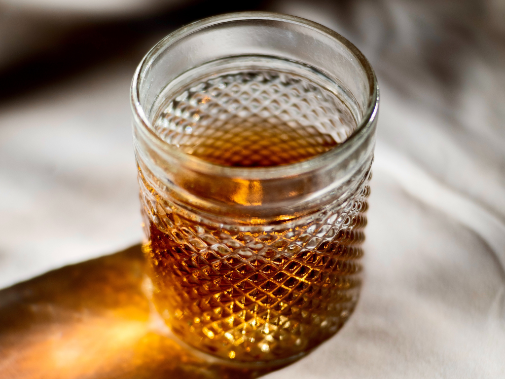 Wichtige Unterschiede zwischen Whiskey, Scotch und Bourbon. 